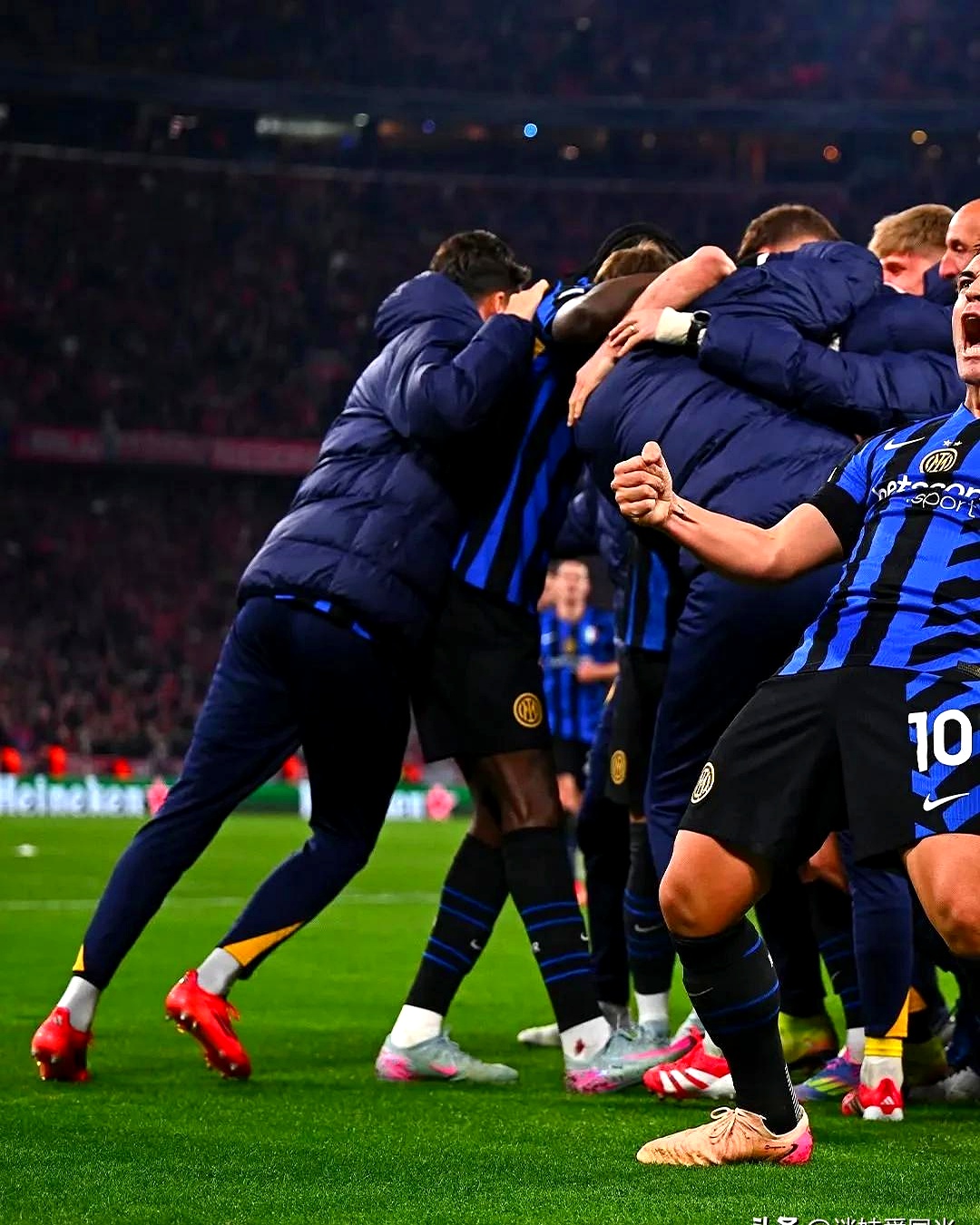 九游-穆古鲁扎迎来五赛季出色发挥，拜仁观众热烈欢呼！-九游